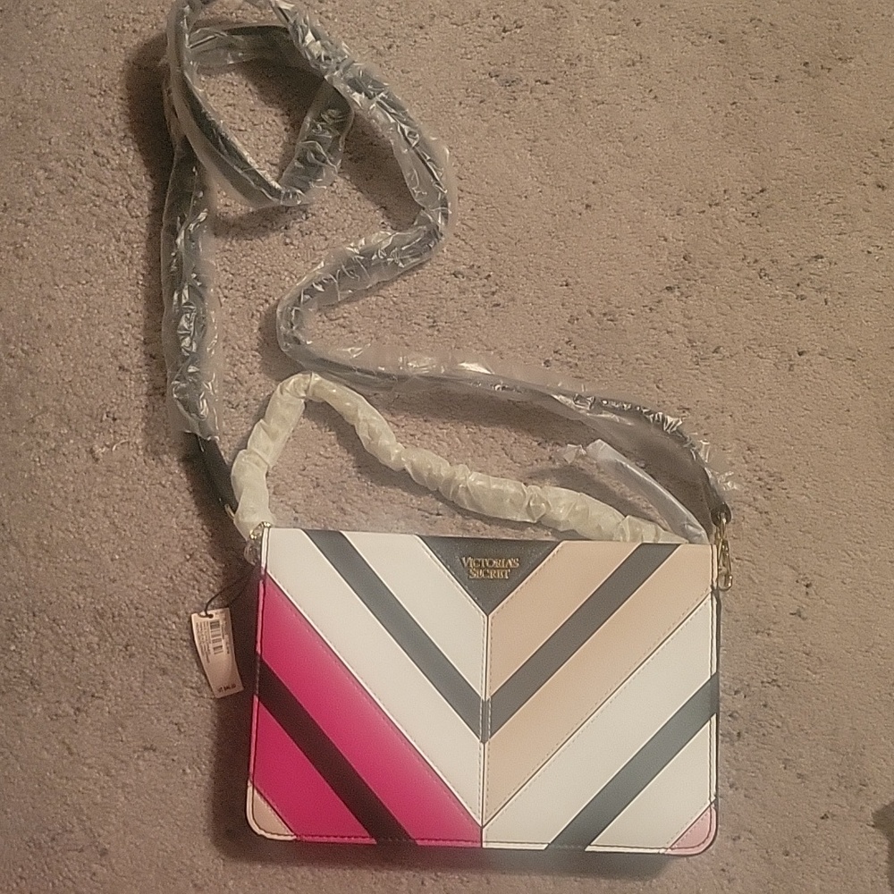 Nwt Chevron purse with matching wristlet